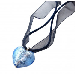 Blått halsband med glashänge